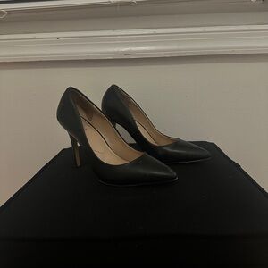Black pumps